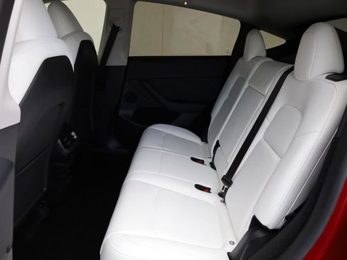 Used 2024 Tesla Model Y Long Range RWD image 21