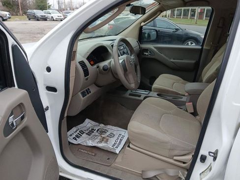 Used 2011 Nissan Frontier SV image 8