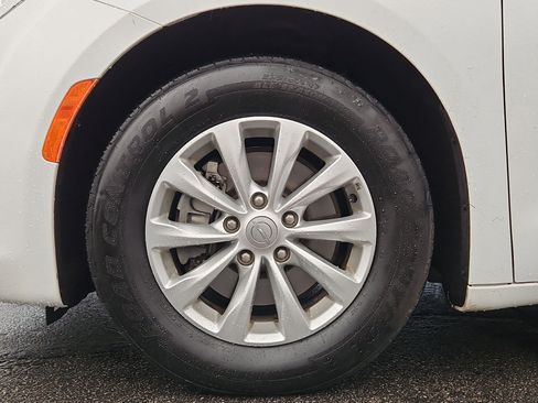 Used 2017 Chrysler Pacifica Touring-L image 13