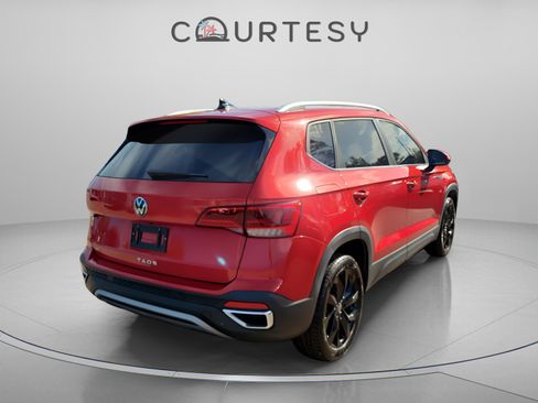 Used 2022 Volkswagen Taos SE w/ Panoramic Sunroof Package image 3