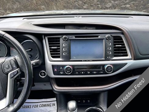 Used 2019 Toyota Highlander XLE AWD/4WD image 6