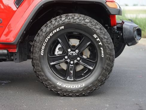 Used 2023 Jeep Wrangler Unlimited Sahara AWD/4WD image 4