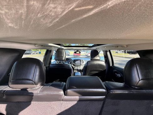 Used 2019 Jeep Cherokee Overland w/ Technology Group AWD/4WD image 17