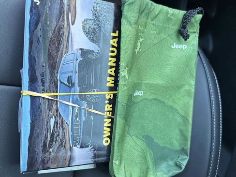 Certified 2025 Jeep Grand Cherokee Limited w/ Black Appearance Package image 32