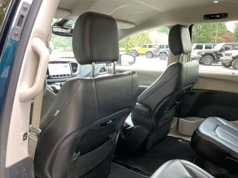 Used 2023 Chrysler Pacifica Touring-L FWD image 32