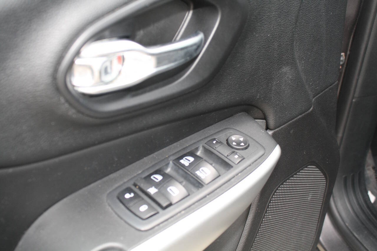 Used 2018 Jeep Cherokee Latitude Plus AWD/4WD image 9