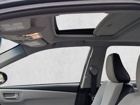Used 2017 Toyota Camry SE w/ Moonroof Package FWD image 15