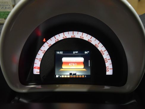 Used 2016 smart fortwo pure RWD image 14