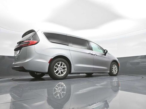 Used 2023 Chrysler Pacifica Touring-L FWD image 43
