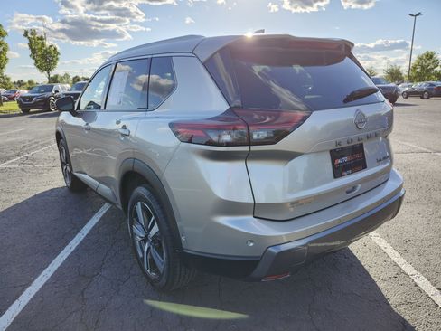 Used 2024 Nissan Rogue SL AWD/4WD image 9