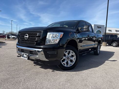 Used 2023 Nissan Titan SV w/ SV Convenience Package image 1