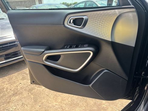 Used 2025 Kia Soul LX w/ LX Technology Package FWD image 18