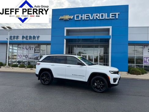 Used 2023 Jeep Grand Cherokee Limited w/ Black Appearance Package AWD/4WD image 1