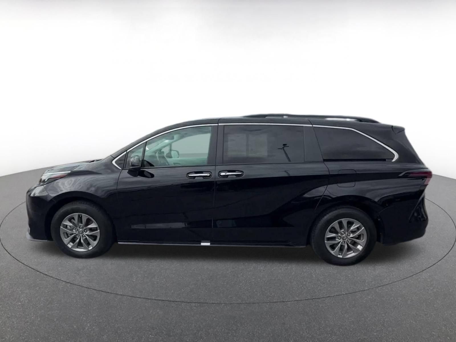Used 2025 Toyota Sienna XLE FWD image 8