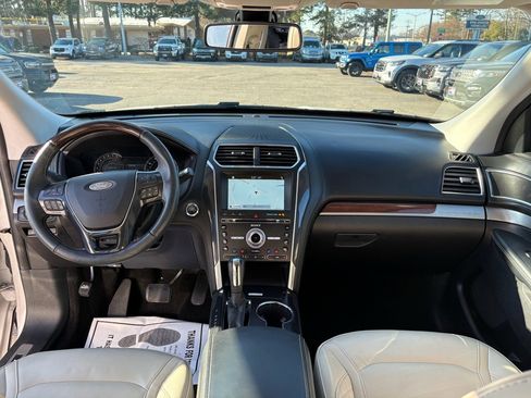 Used 2018 Ford Explorer Platinum image 14