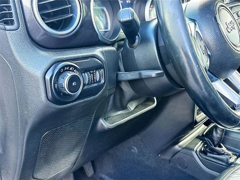 Used 2020 Jeep Wrangler Unlimited Sahara image 10