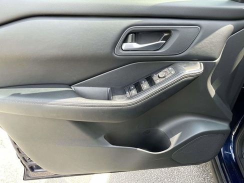 Used 2025 Nissan Rogue SV image 15