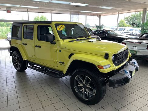Used 2024 Jeep Wrangler Unlimited w/ Convenience Group AWD/4WD image 3
