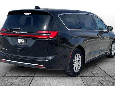 Used 2023 Chrysler Pacifica Touring-L image 11