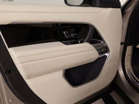 Used 2025 Land Rover Range Rover Long Wheelbase SE image 28