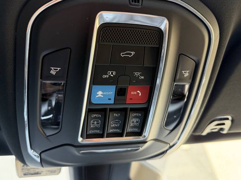 Used 2024 Jeep Wagoneer L Series II AWD/4WD image 33