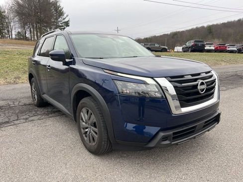 Used 2024 Nissan Pathfinder SV image 3