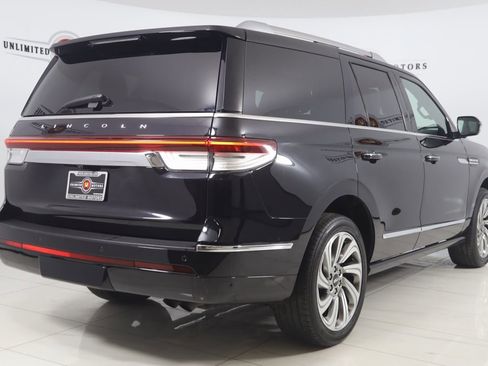 Used 2023 Lincoln Navigator Reserve image 3