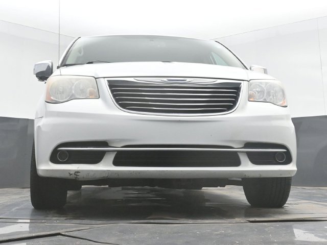 Used 2014 Chrysler Town & Country Touring-L FWD image 41