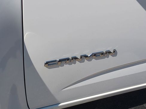 Used 2018 GMC Canyon SLE w/ SLE Convenience Package image 16