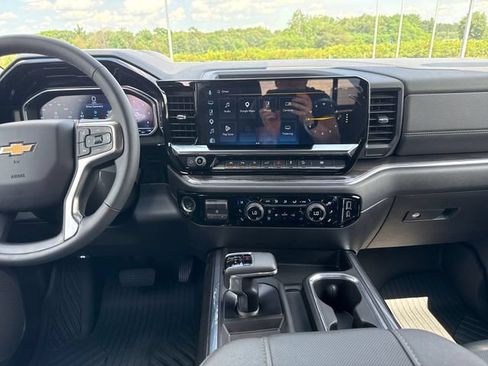 Used 2025 Chevrolet Silverado 1500 LTZ AWD/4WD image 17