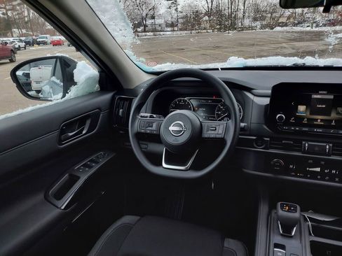New 2025 Nissan Pathfinder S image 14