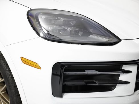 Certified 2025 Porsche Cayenne w/ Premium Package Plus image 17