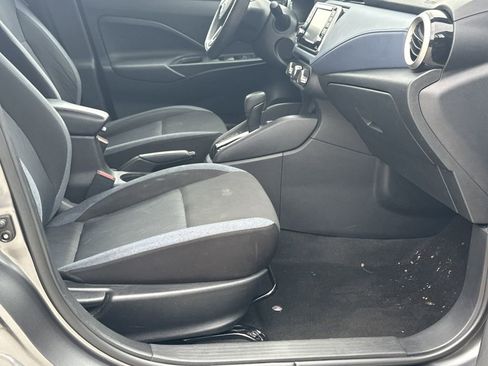 Used 2023 Nissan Versa SV image 14