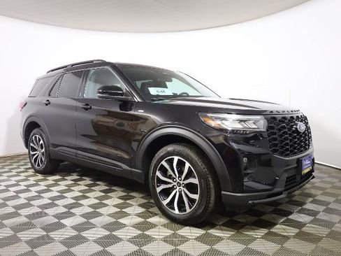 Certified 2025 Ford Explorer ST-Line image 3