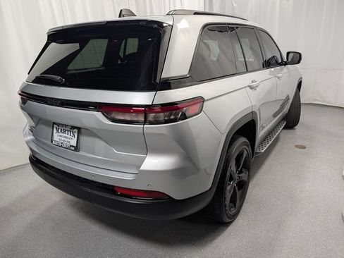 Used 2023 Jeep Grand Cherokee Altitude AWD/4WD image 3