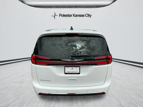Used 2023 Chrysler Pacifica Touring-L FWD image 6