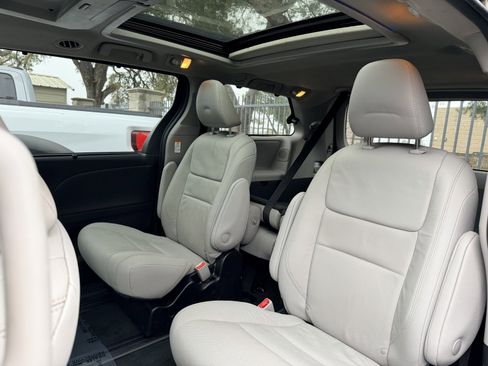 Used 2019 Toyota Sienna Limited Premium image 4