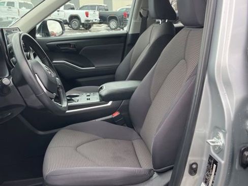 Used 2023 Toyota Highlander LE AWD/4WD image 23