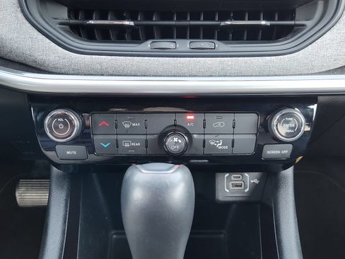 Used 2024 Jeep Compass Latitude AWD/4WD image 22