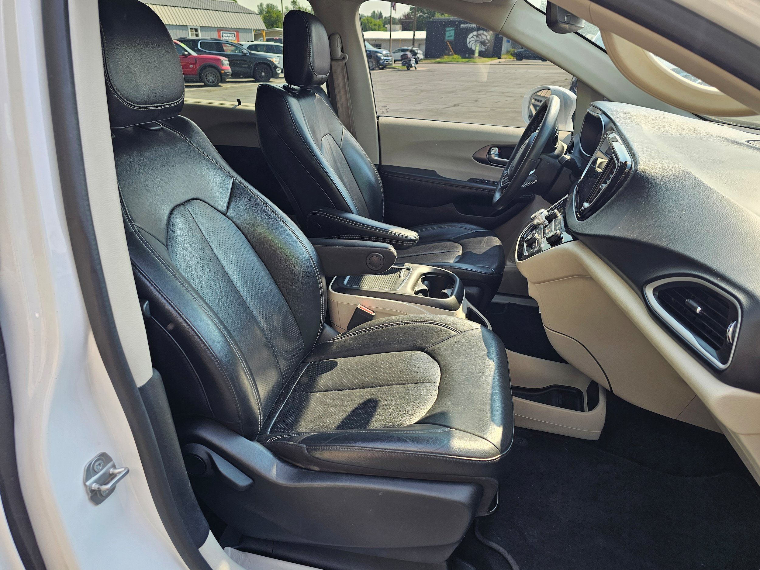 Used 2022 Chrysler Pacifica Touring-L FWD image 17