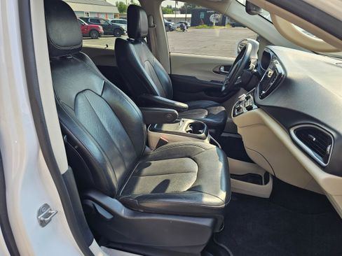 Used 2022 Chrysler Pacifica Touring-L FWD image 17