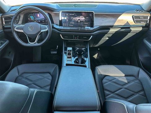 Used 2024 Volkswagen Atlas SE image 11