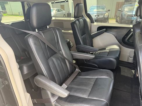 Used 2014 Chrysler Town & Country Touring-L w/ Driver Convenience Group FWD image 19