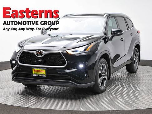 Used 2021 Toyota Highlander XLE AWD/4WD image 1