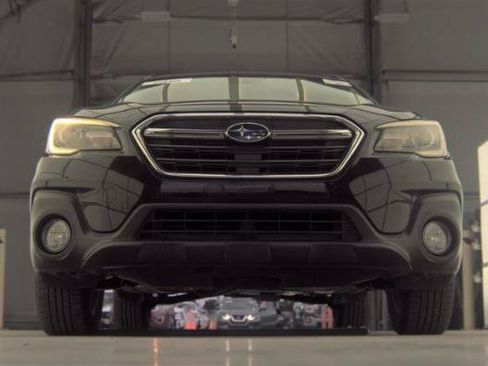Used 2018 Subaru Outback 3.6R Touring AWD/4WD image 2