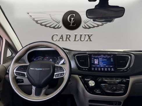 Used 2018 Chrysler Pacifica Limited w/ Advanced Safetytec Group FWD image 10