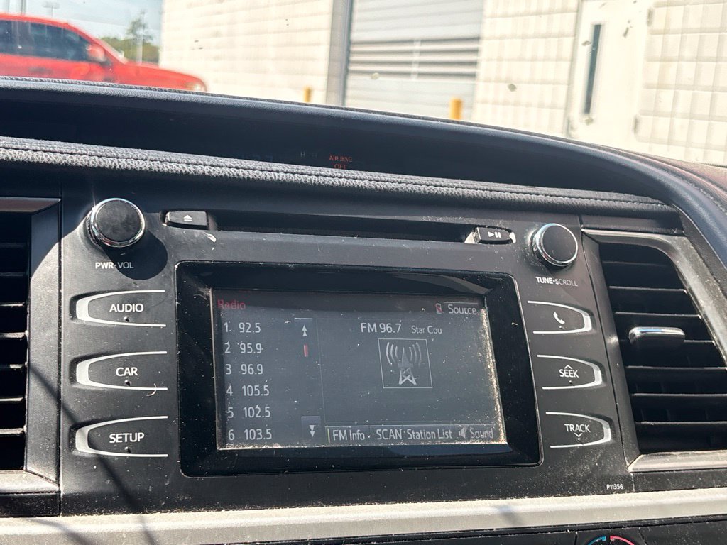 Used 2017 Toyota Highlander LE FWD image 11