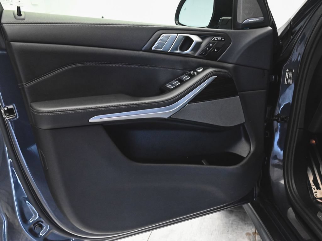 Used 2021 BMW X7 M50i w/ Cold Weather Package AWD/4WD image 8