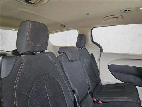 Used 2018 Chrysler Pacifica LX image 26