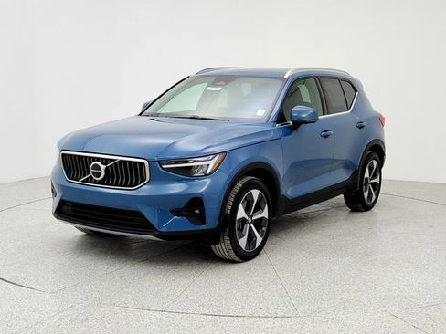 Certified 2025 Volvo XC40 B5 Plus image 1